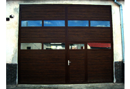 Vrata JOTO s PUR panely prosvětlenými křídly s integrovanými dveřmi