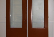 Kovové dvoukřídlé dveře ze 2/3 prosklené