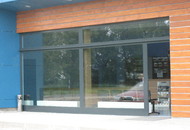 Atypická prosklená stěna s prosklenými dveřmi