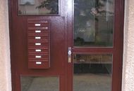 Atypické vnější dveře s integrovanými poštovními schránkami